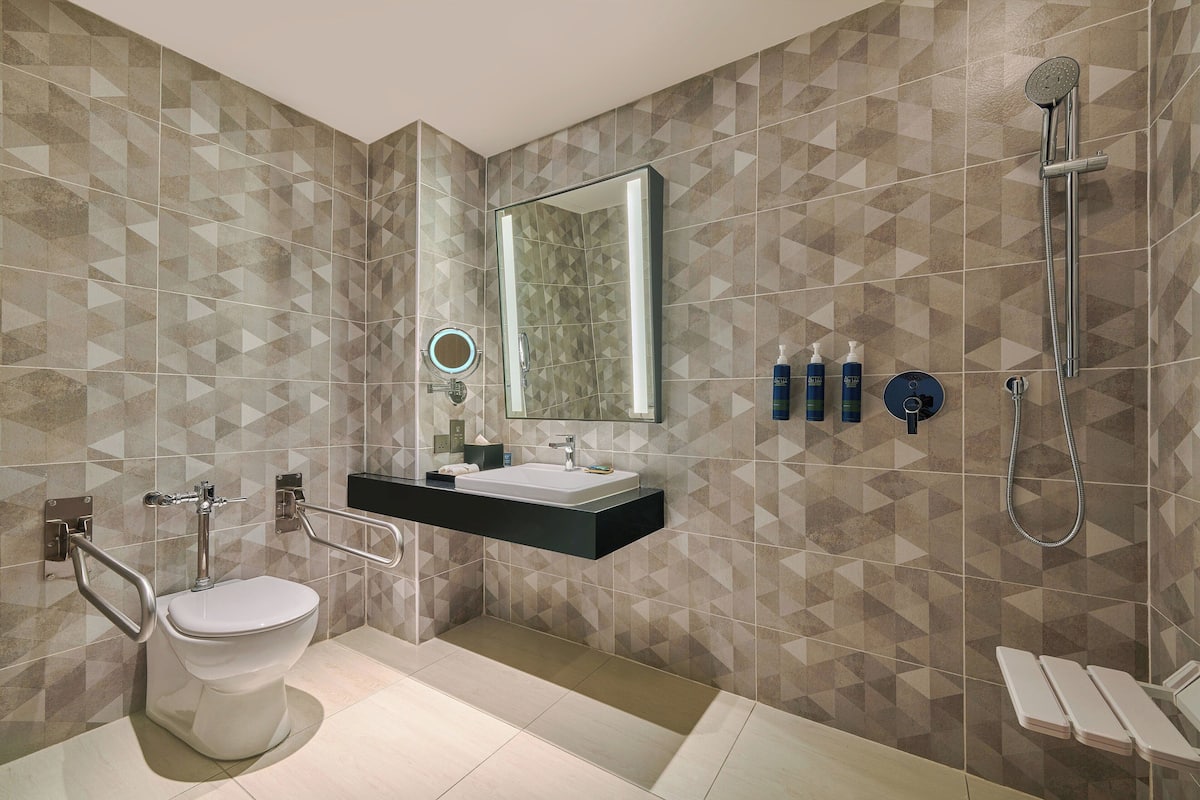 deluxe room, 1 king bed, balcony | bathroom | shower, rainfall showerhead, free toiletries, hair dryer