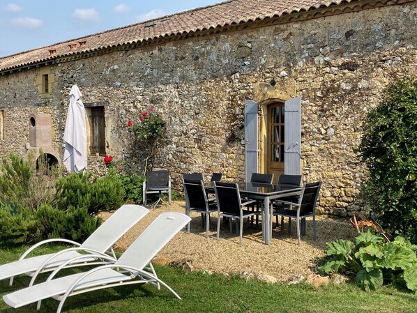 تناول الطعام بالخارج