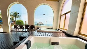 屋内プール、屋外プール、営業時間 10:00 ～ 22:00、サンラウンジャー