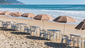ビーチの近く、白砂