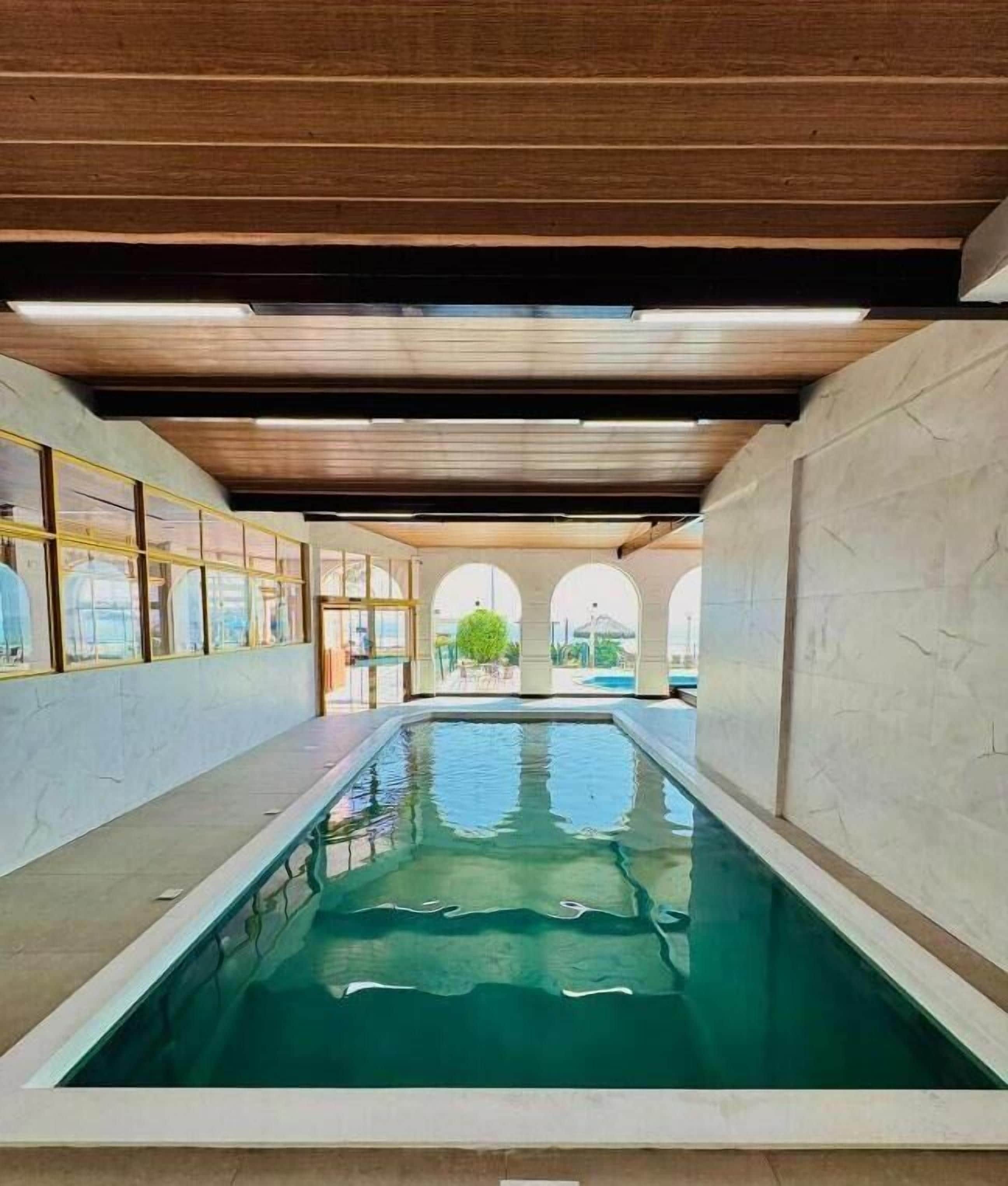 Hồ bơi trong nhà, hồ bơi ngoài trời, ghế dài tắm nắng 