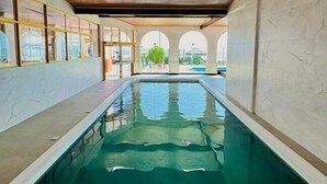 屋内プール、屋外プール、営業時間 10:00 ～ 22:00、サンラウンジャー