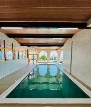 Hồ bơi trong nhà, hồ bơi ngoài trời, ghế dài tắm nắng