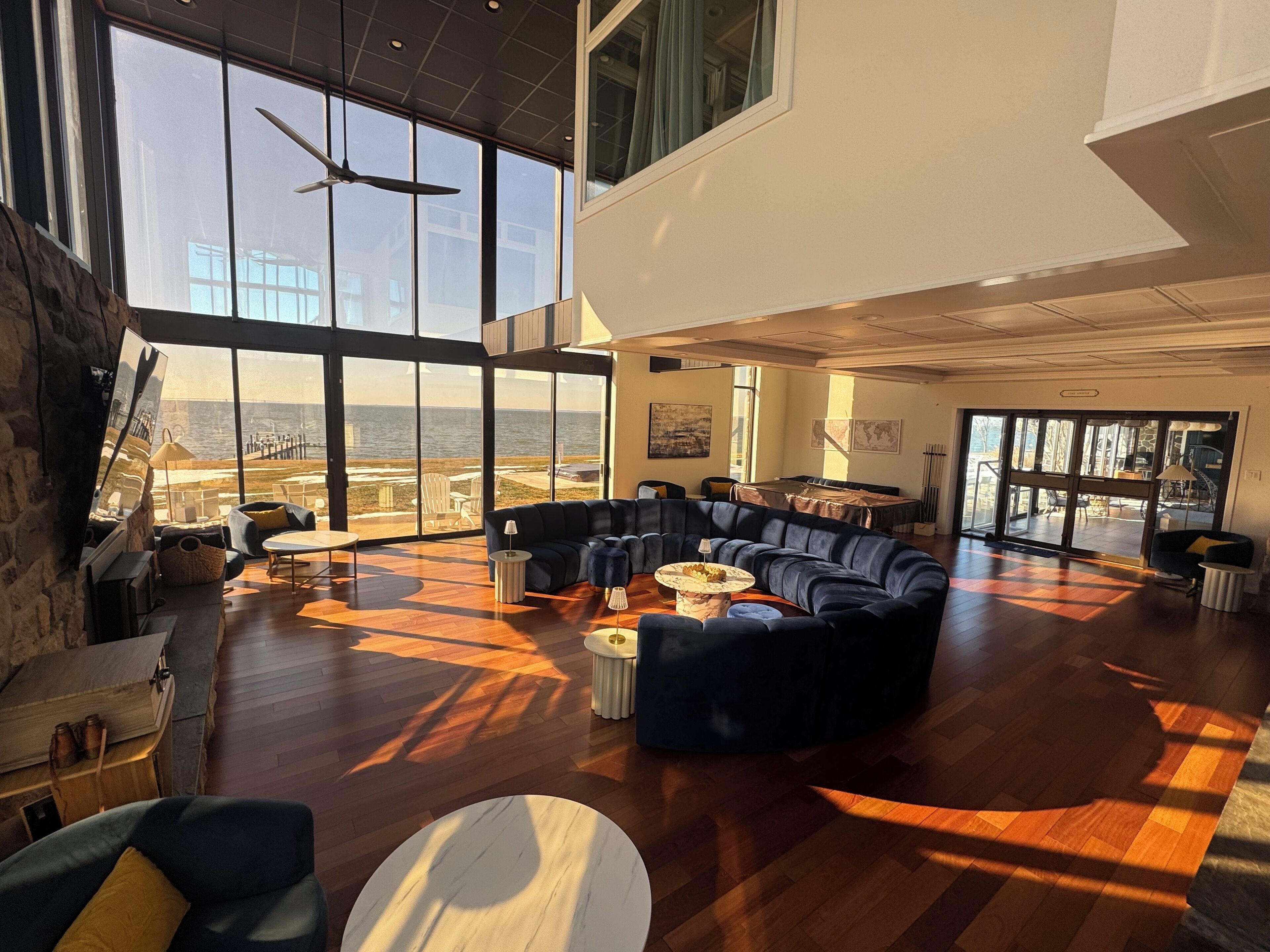 Smart TV, chimenea, futbolito y tenis de mesa 