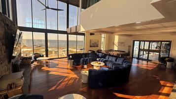 Smart TV, caminetto, tavolo da calcetto, tavolo da ping pong