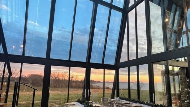 Un comedor amplio con ventanas grandes que ofrecen vistas al exterior.