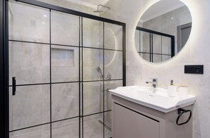 Ensemble douche/baignoire, sèche-cheveux, serviettes fournies