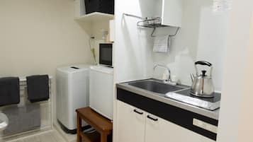 雪櫃、微波爐、電熱水壺、廚房用具/餐具/器皿