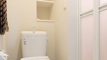 浴槽、ヘアドライヤー、石鹸、トイレットペーパー