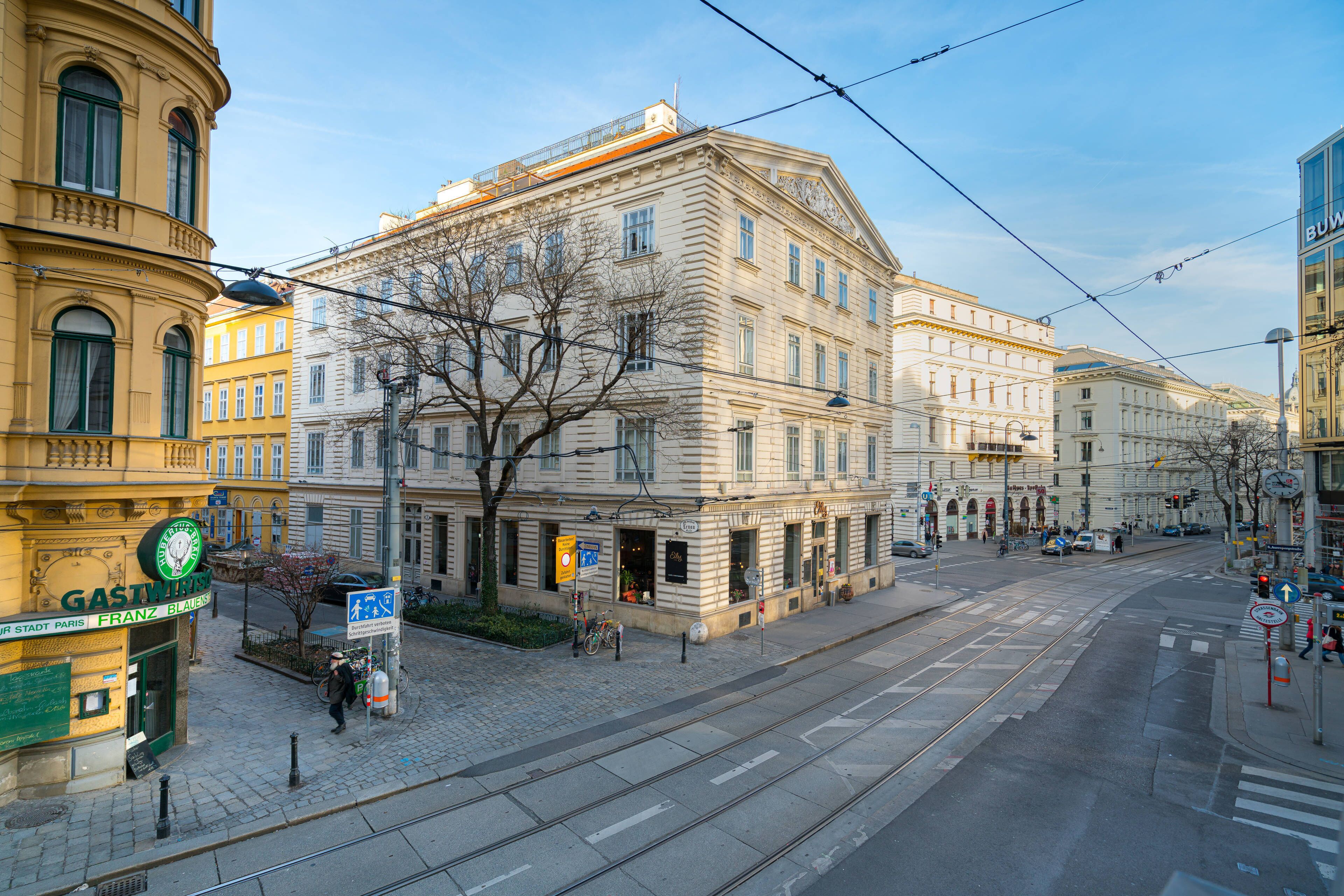 A street view with a building labeled "GASTMINTHE" and a tram line.