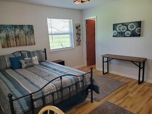 3 bedrooms, desk, iron/ironing board, free WiFi