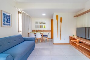 Apartment | Living area | 32-inch Smart TV with digital channels, TV - IT25 Ap 3 quartos a 50m da Praia (Camaçari)