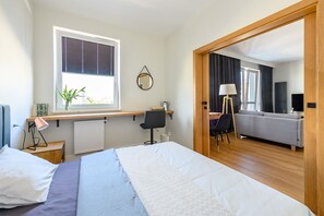 1 Schlafzimmer, Schreibtisch, Bügeleisen/Bügelbrett, Reisekinderbett