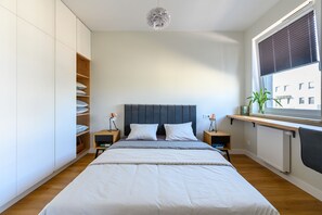 1 quarto, escrivaninha, ferros/tábuas de passar roupa, berço de viagem