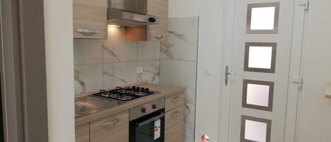 Køleskab, ovn, kogeplade