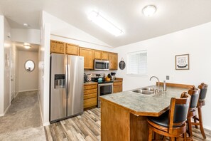 Frigorífico, microondas, horno y placa de cocina