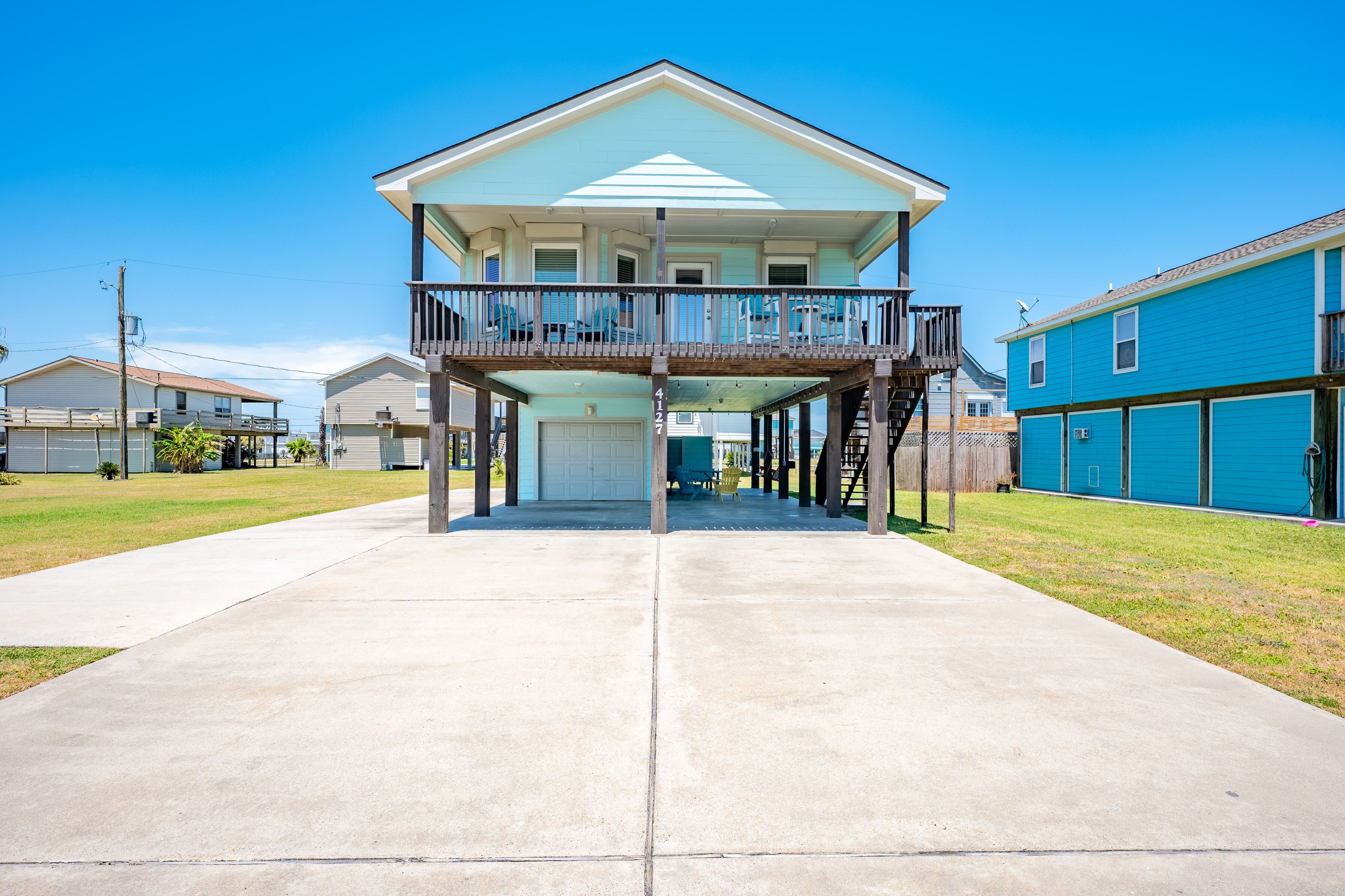 Enjoy Island Time in Sea Isle Galveston, Tx. Short walk to beach pet friendly