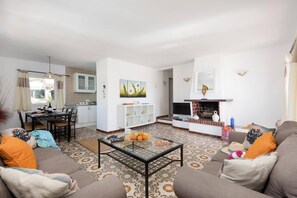 TV, ping pong - Villa Karenessa by Villa Plus (Cala en Porter)