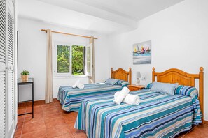 4 chambres, fer et planche à repasser, accès au Wi-Fi (inclus)