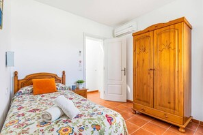 3 makuuhuonetta, silitysrauta/-lauta, ilmainen Wi-Fi, vuodevaatteet