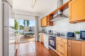 Microwave, dishwasher, coffee/tea maker