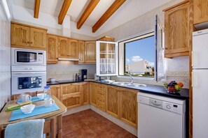 Mikrowelle, Geschirrspüler, Wasserkocher mit Kaffee-/Teezubehör