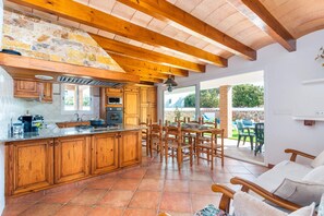 Een microgolfoven, een vaatwasser