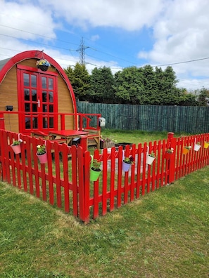 Cabin | Outdoor dining - Lovely Glamping Dream Pod in St Austell, Cornwall (St Austell)