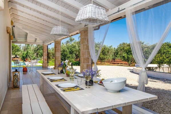 Outdoor dining - Villa Mincodda by Villa Plus (Carovigno)