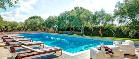 Lämmitetty uima-allas