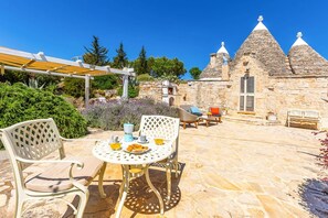 Outdoor dining - Villa Trulli Isabella by Villa Plus (Martina Franca)