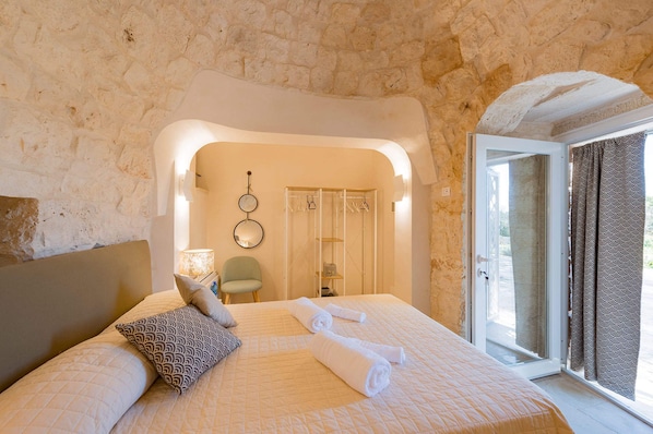 5 bedrooms, WiFi, bed sheets