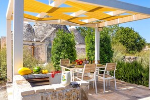 تناول الطعام بالخارج