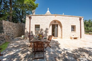 Outdoor dining - Villa Trullo Tesoro by Villa Plus (Cisternino)