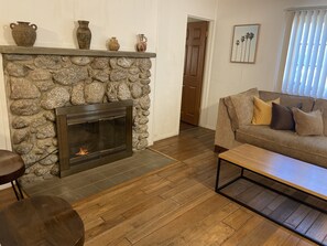 TV - Villa A- 2bed/2bath with kitchen, dining&living rooms, in downtown Palm Springs! (Palm Springs)