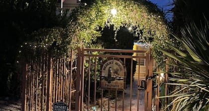 Villa A- 2bed/2bath with kitchen, dining&living rooms, in downtown Palm Springs!