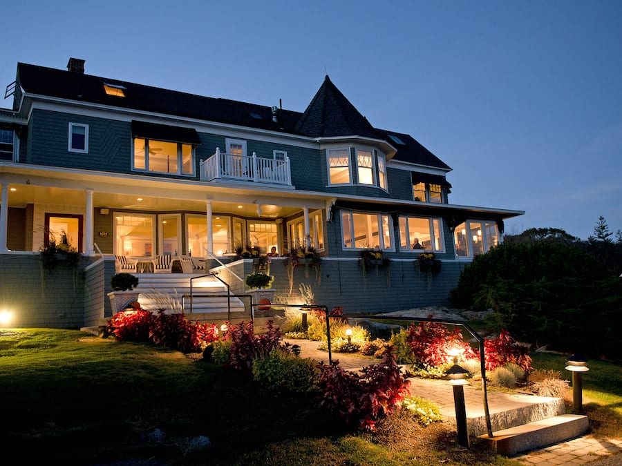 Fachada da propriedade à noite