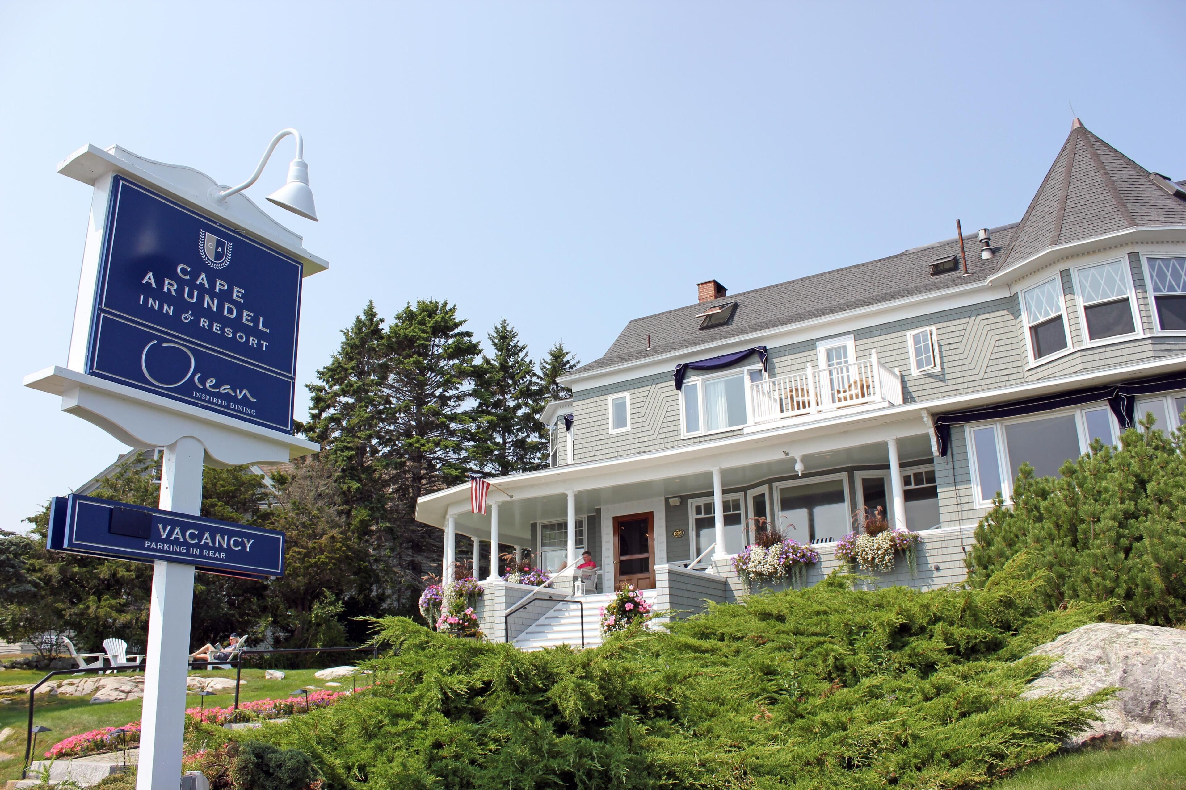 A Cape Arundel Inn & Resort sign with a vacancy notice.
