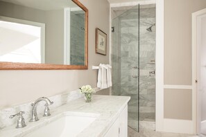 Casa de campo (Ivy) | Baño | Artículos de higiene personal de diseño, secador de pelo y toallas