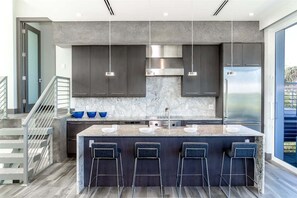 Refrigerador, microondas, horno, placa de cocina