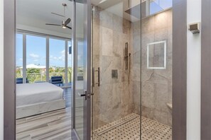 Badewanne, Haartrockner, Handtücher