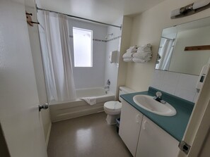 Bathroom - Mountain Springs Motel (Radium Hot Springs)