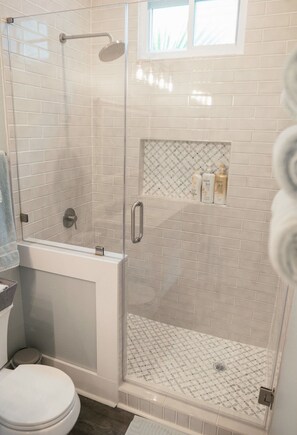 Combined shower/bathtub, hair dryer, towels, soap