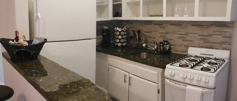 Kjøleskap, mikrobølgeovn, ovn og kokeplater