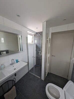 Dusche, Haartrockner, Bidet, Handtücher