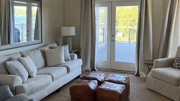 Een smart-tv en een tafeltennistafel