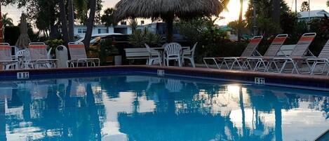 حمّام سباحة مُدفَّأ