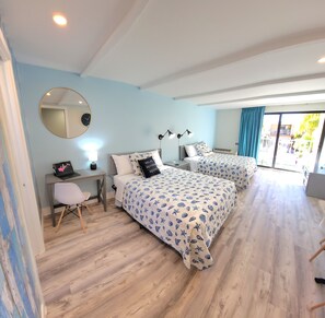 1 habitación, tabla de planchar con plancha y ropa de cama 