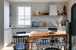 Geladeira, micro-ondas, cooktop, lava-louças