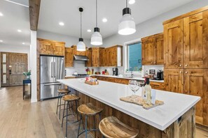 Fridge, microwave, oven, stovetop - Dog Ok. Hot tub. River Trail. Close to Bachelor (Bend)